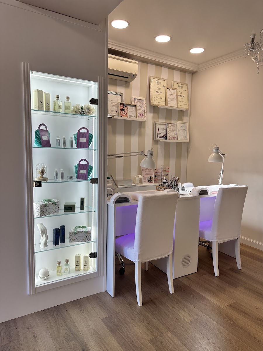 Le postazioni nails, con i diplomi appesi e la vetrina prodotti